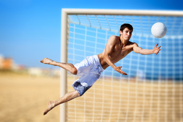 Fototapeta na wymiar Młody człowiek gra w piłkę nożną