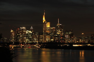 Naklejka na ściany i meble Frankfurt skyline w nocy
