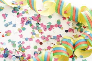Party-Dekoration - Luftschlange mit Konfetti