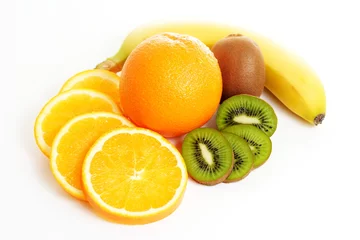 Foto op Plexiglas anti-reflex Plakjes fruit Fruitmix - sinaasappel, banaan, kiwi en sinaasappelschijfjes