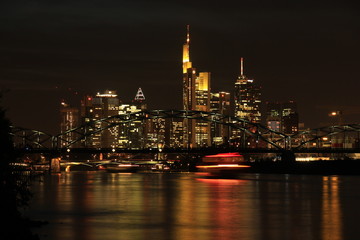 Fototapeta na wymiar Frankfurt-Skyline bei Nacht mit Schiff