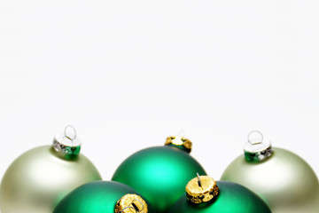 grüne weihnachtskugeln