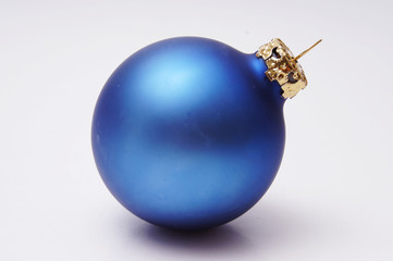 blaue weihnachtskugel