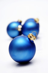 blaue weihnachtskugeln