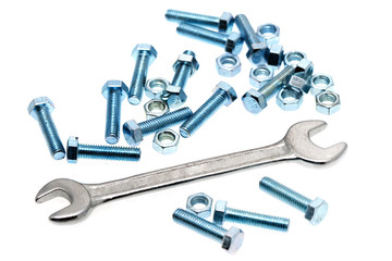 Schrauben mit Schraubenschlüssel