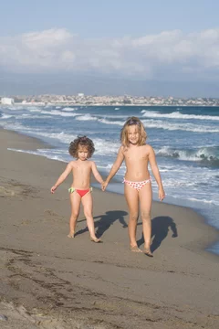 bambine prese per mano sulla spiaggia Stock Photo | Adobe Stock