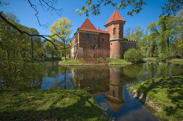 Fototapeta na wymiar Zamek w Oporowie