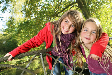 Sourire deux soeurs dans un parc