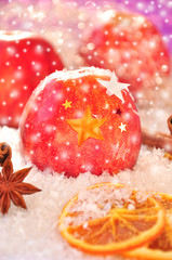 Fototapeta na wymiar Czerwone jabłka świąteczne z gwiazdami