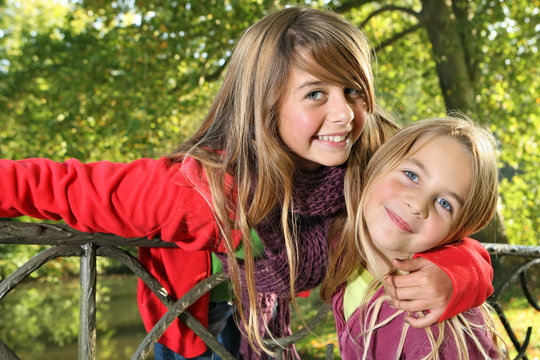 Sourire deux soeurs dans un parc