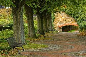 Öffentlicher Park mit Allee und Sitzbänken