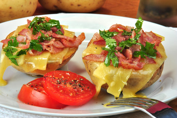 gegrillte Kartoffelhälften mit Käse und Speck überbacken