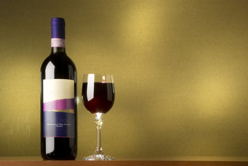 Bottiglia di vino e bicchiere