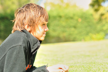 Jeune garçon allongé dans l'herbe du jardin © pf30