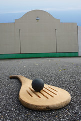 Fronton et raquette de pala et pelote basque