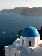 Fototapeta na wymiar Kościół z niebieskim Kopuła na wyspie Santorini w Grecji.
