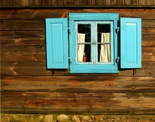 Naklejka na ściany i meble Stare drewniane ściany z niebieskim oknie