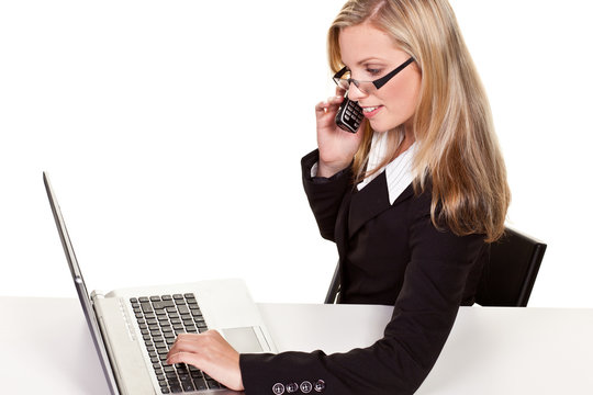 junge frau am notebook besch&auml;ftigt