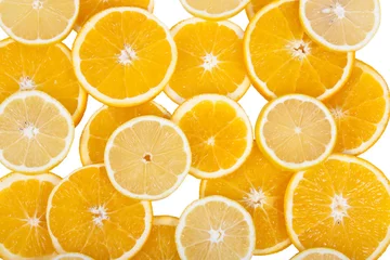 Raamstickers Sinaasappel- en citroenschijfjes geïsoleerd op een witte achtergrond © Sebastian Studio