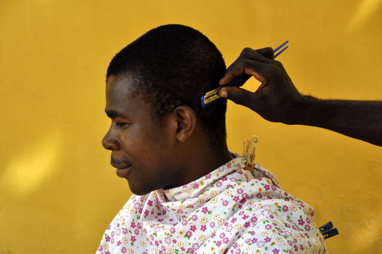 Beim Friseur in Afrika
