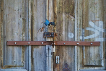porta chiusa e casa abbandonata
