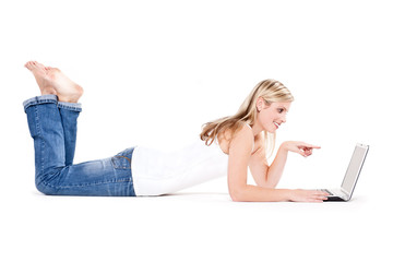 junges mädchen am computer