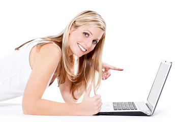 lebenslustige frau am notebook