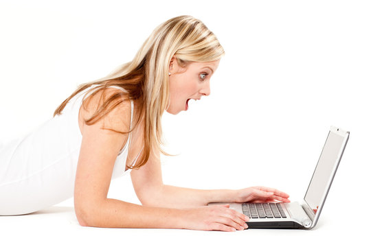 junge frau liegend am laptop