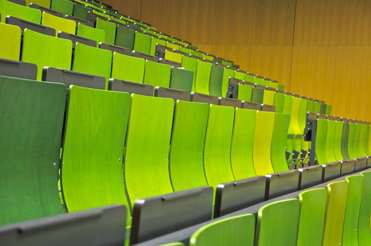Hörsaal mit grünen Klappstühlen