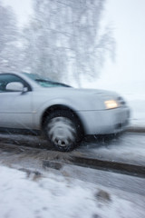Auto auf Schneematsch