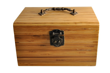 Деревянный сундук на белом фоне