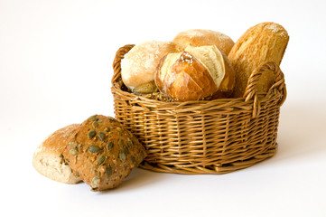 Verschiedene Br&ouml;tchen im Weidenk&ouml;rbchen