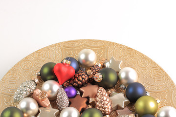 Christbaumkugeln in goldener Schale