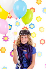 Fototapeta na wymiar Mädchen vor Blumenhintergrund mit Luftballons