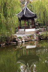 Obraz premium Ancient Chinese Pagoda Reflection Green Willows Garden of the Hu