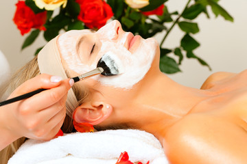Kosmetik - Gesichtsmaske auftragen