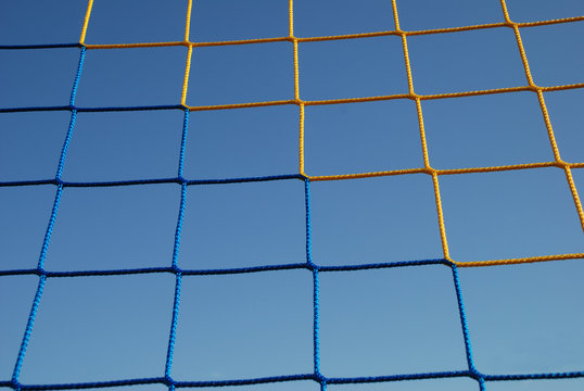 Netz vor blauem Himmel Tornetz bunt