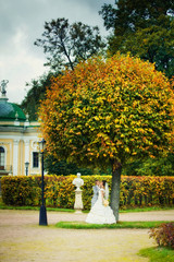 Obraz premium Portrait of newlyweds walking in moscow estate