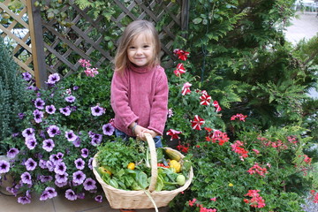 petite fille et légumes bio