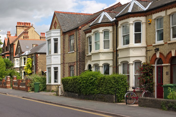 Fototapeta na wymiar Wiersz charakterystycznych domków angielskich w Cambridge w Wielkiej Brytanii.