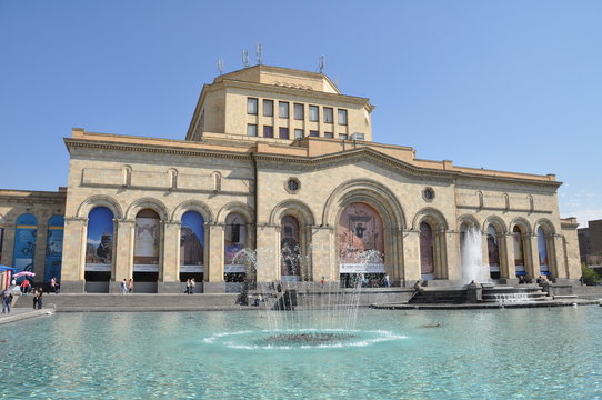 place de la repiublique a erevan en armenie