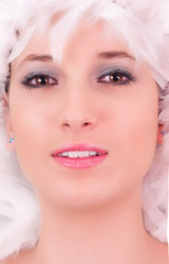 visage de femme - plumes blanches