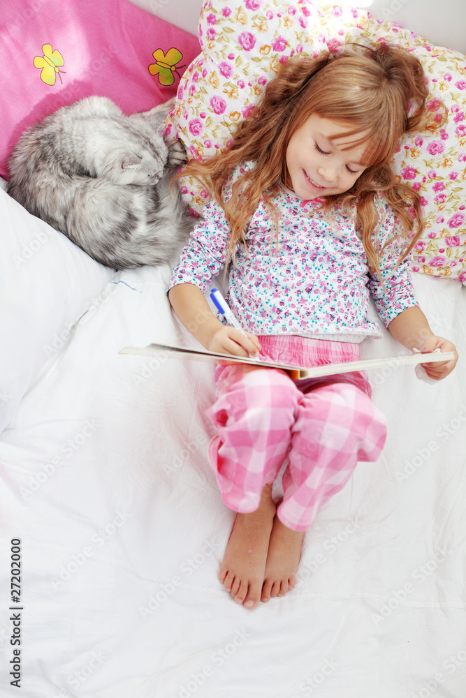 Wall mural Child resting at home