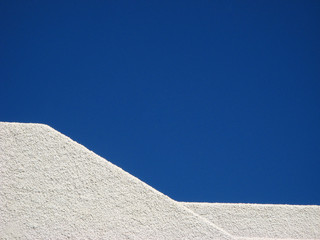 weiße wand vor blauen Himmel