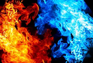 Foto auf Acrylglas Flamme Rotes und blaues Feuer auf schwarzem Hintergrund