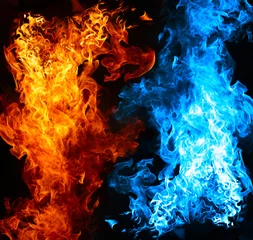 Foto auf Acrylglas Flamme Rotes und blaues Feuer auf schwarzem Hintergrund
