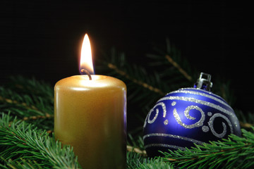 goldene kerze mit weihnachtskugel