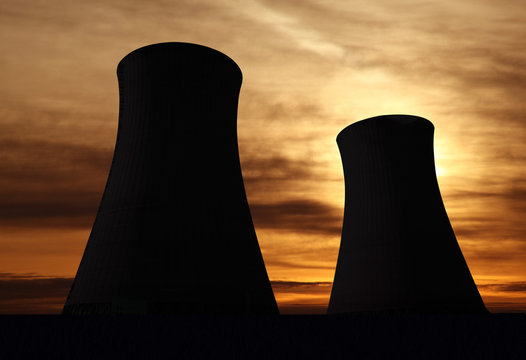 centrale nucleare al tramonto