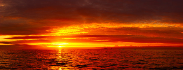 Idylle au coucher du soleil sur la mer