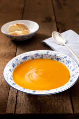 Kürbissuppe mit Brot